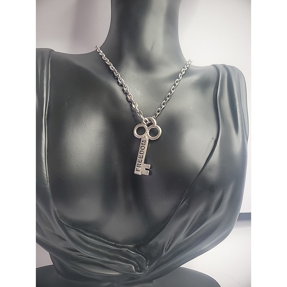 Vintage Metal Morphosis Silver Tone Chain Necklace Skeleton Key Freedom Jewelry